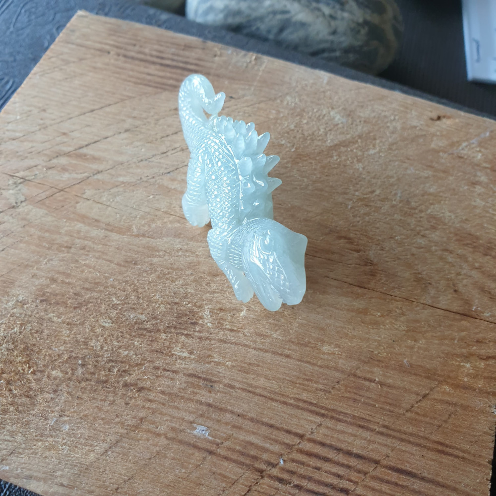 逸品軒~天然緬甸玉A貨-R1971-冰糯小恐龍擺件 長60.5mm寬16.4mm高32.3mm 種水好。雕工精細。-細節圖2