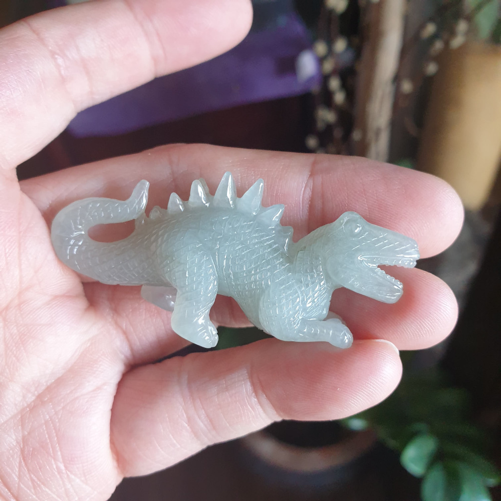 逸品軒~天然緬甸玉A貨-R1971-冰糯小恐龍擺件 長60.5mm寬16.4mm高32.3mm 種水好。雕工精細。-細節圖3