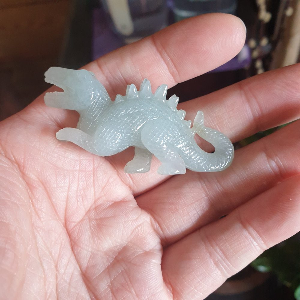 逸品軒~天然緬甸玉A貨-R1971-冰糯小恐龍擺件 長60.5mm寬16.4mm高32.3mm 種水好。雕工精細。-細節圖4