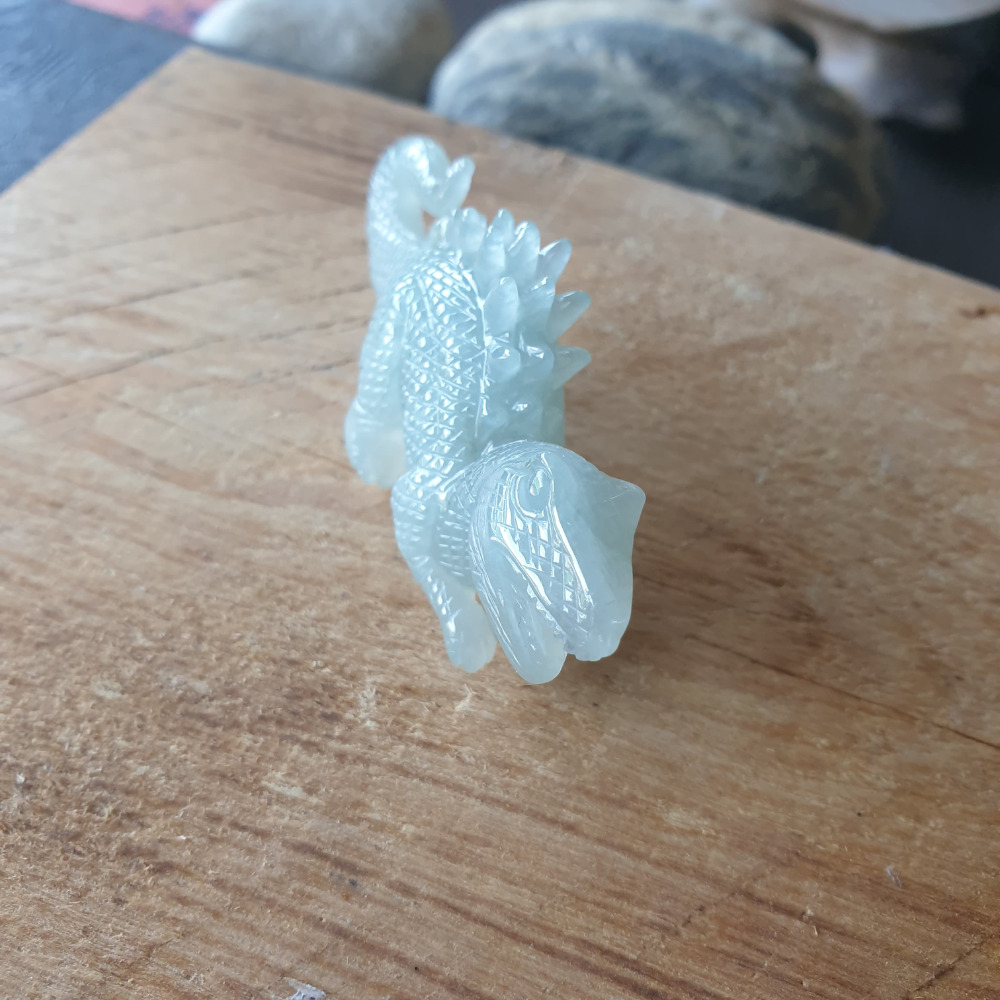 逸品軒~天然緬甸玉A貨-R1971-冰糯小恐龍擺件 長60.5mm寬16.4mm高32.3mm 種水好。雕工精細。-細節圖6