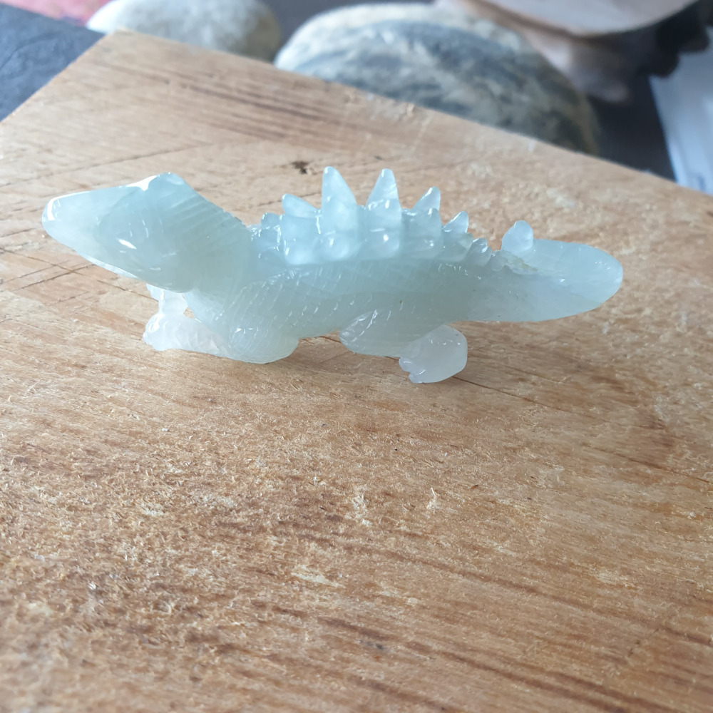 逸品軒~天然緬甸玉A貨-R1971-冰糯小恐龍擺件 長60.5mm寬16.4mm高32.3mm 種水好。雕工精細。-細節圖7