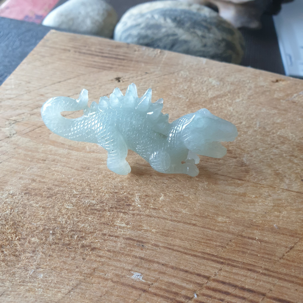 逸品軒~天然緬甸玉A貨-R1971-冰糯小恐龍擺件 長60.5mm寬16.4mm高32.3mm 種水好。雕工精細。-細節圖9