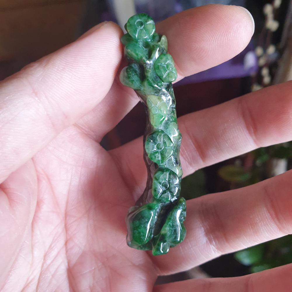 逸品軒~天然緬甸玉A貨-R1974-花青枯木逢春墜子/小擺件 長66.5mm寬16.3mm厚16.6mm 顏色艷麗。-細節圖3