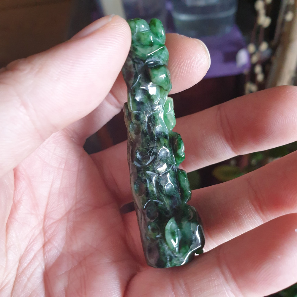 逸品軒~天然緬甸玉A貨-R1974-花青枯木逢春墜子/小擺件 長66.5mm寬16.3mm厚16.6mm 顏色艷麗。-細節圖4