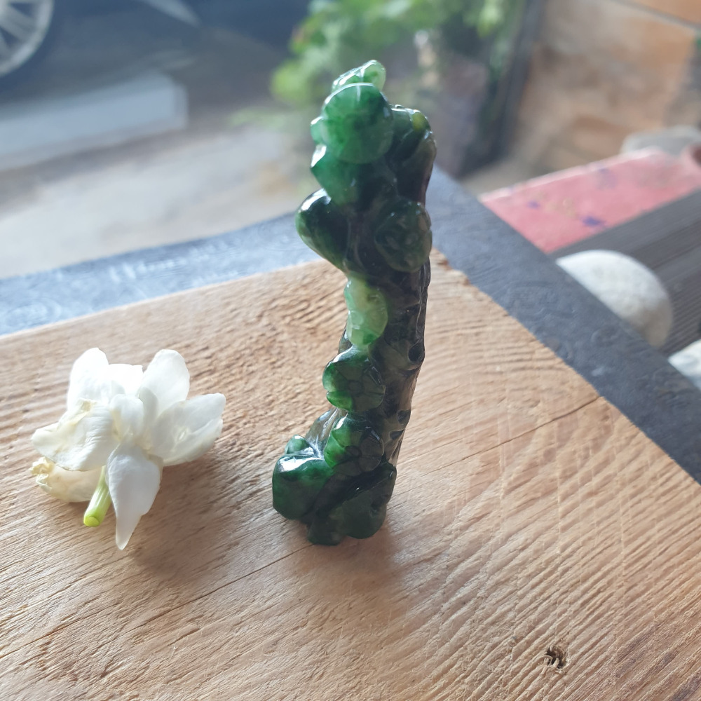 逸品軒~天然緬甸玉A貨-R1974-花青枯木逢春墜子/小擺件 長66.5mm寬16.3mm厚16.6mm 顏色艷麗。-細節圖7