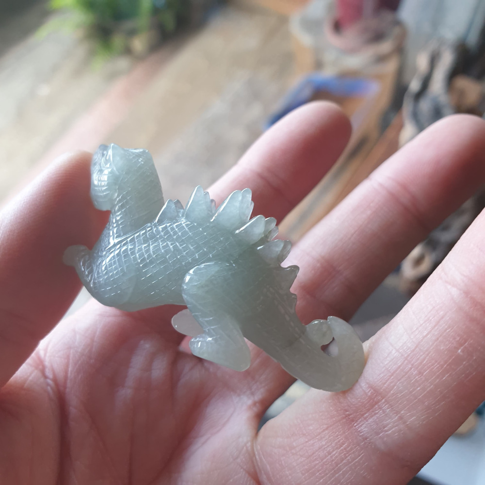 逸品軒~天然緬甸玉A貨-R1975-冰糯小恐龍擺件 長58.7mm寬15.1mm高26.3mm 種水好，有紋。雕工精細-細節圖2