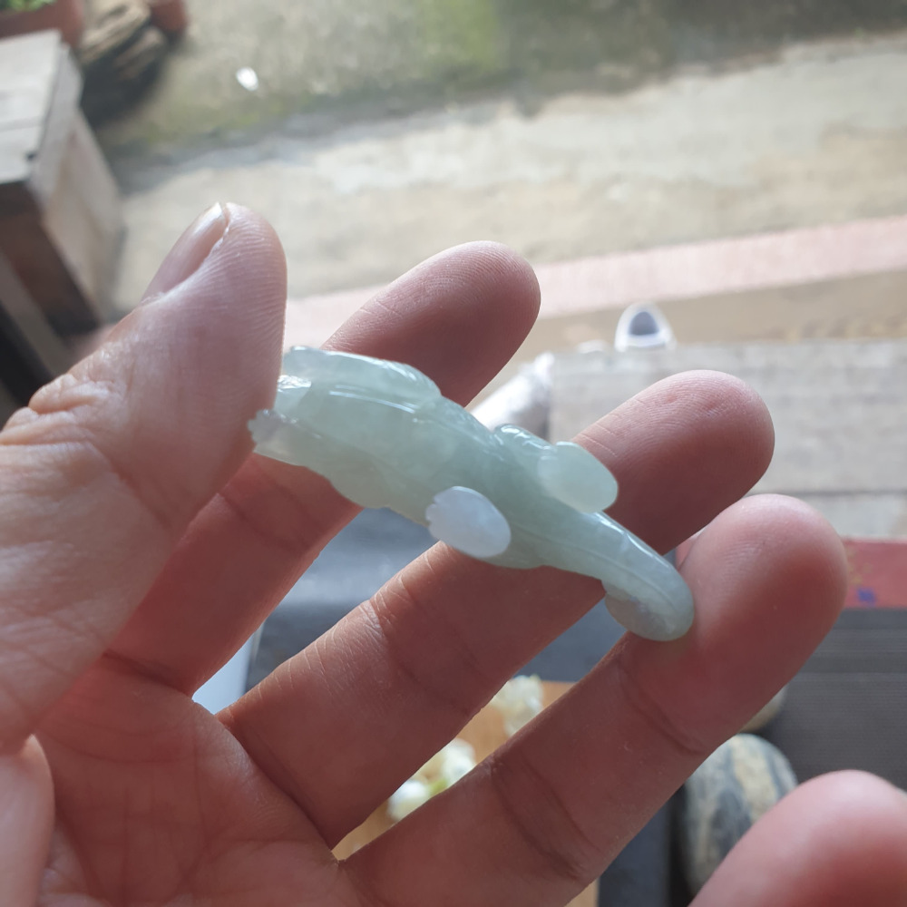 逸品軒~天然緬甸玉A貨-R1975-冰糯小恐龍擺件 長58.7mm寬15.1mm高26.3mm 種水好，有紋。雕工精細-細節圖3