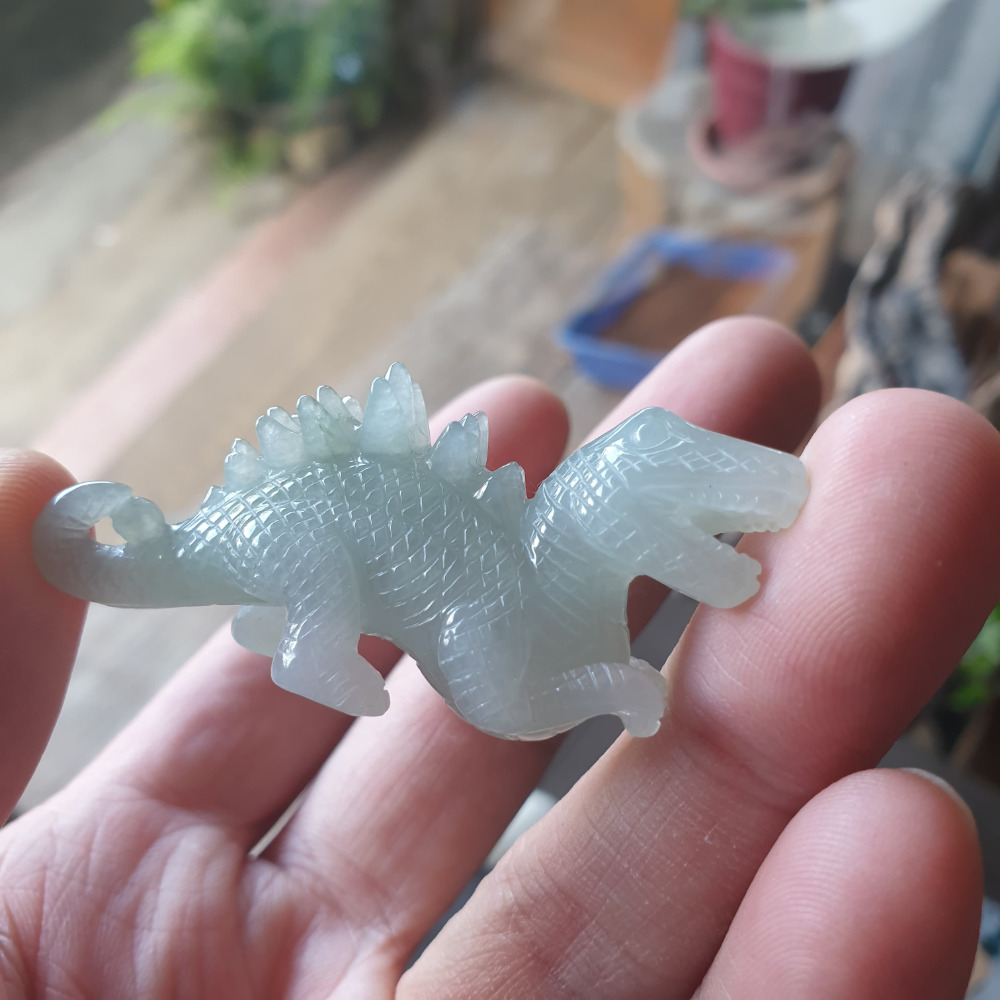 逸品軒~天然緬甸玉A貨-R1975-冰糯小恐龍擺件 長58.7mm寬15.1mm高26.3mm 種水好，有紋。雕工精細-細節圖4