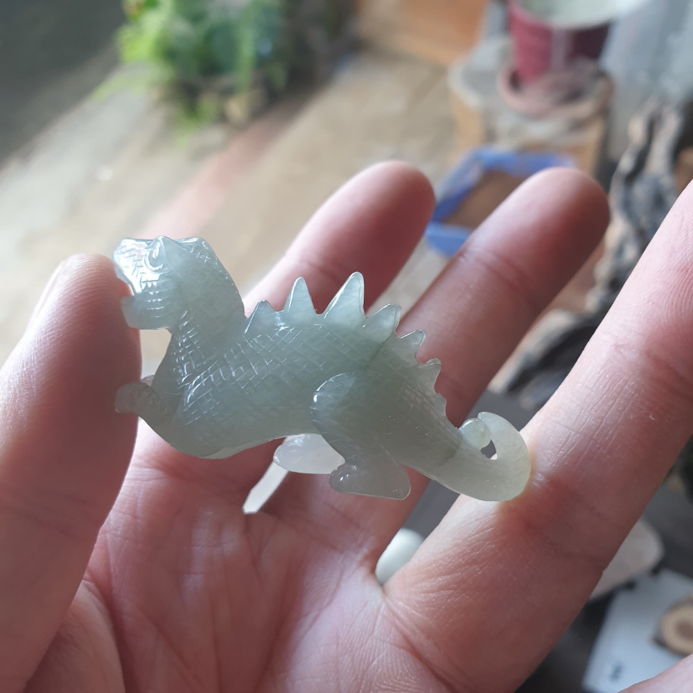 逸品軒~天然緬甸玉A貨-R1975-冰糯小恐龍擺件 長58.7mm寬15.1mm高26.3mm 種水好，有紋。雕工精細-細節圖5
