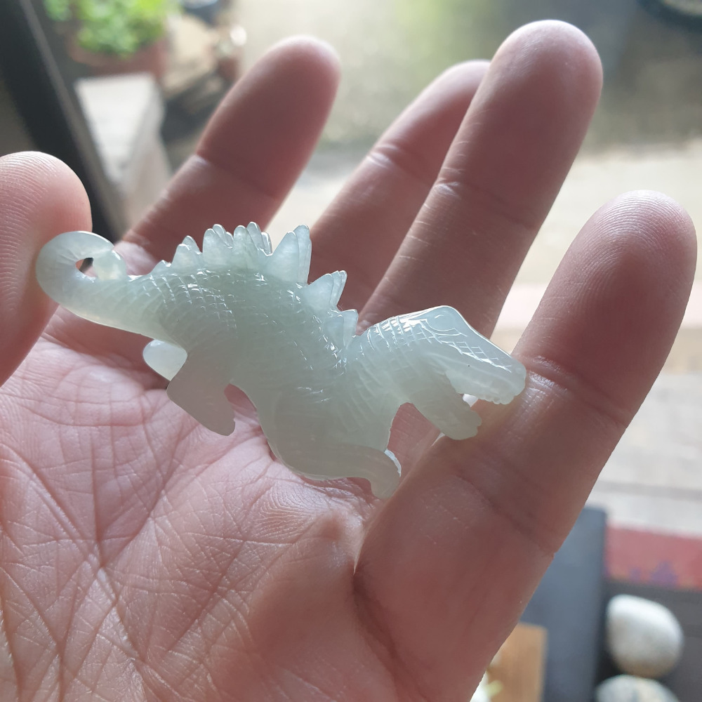 逸品軒~天然緬甸玉A貨-R1975-冰糯小恐龍擺件 長58.7mm寬15.1mm高26.3mm 種水好，有紋。雕工精細-細節圖6