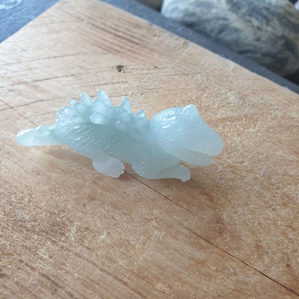 逸品軒~天然緬甸玉A貨-R1975-冰糯小恐龍擺件 長58.7mm寬15.1mm高26.3mm 種水好，有紋。雕工精細-細節圖7