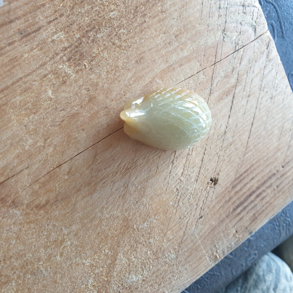 逸品軒~天然緬甸玉A貨-R1977-黃翡刺蝟墜子/小擺件 長35.2mm寬19.3mm厚16mm 水頭好，造型可愛。-細節圖3