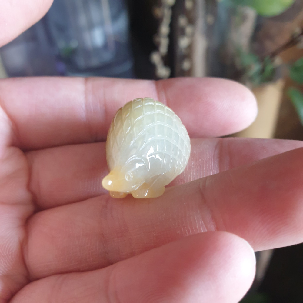 逸品軒~天然緬甸玉A貨-R1977-黃翡刺蝟墜子/小擺件 長35.2mm寬19.3mm厚16mm 水頭好，造型可愛。-細節圖4