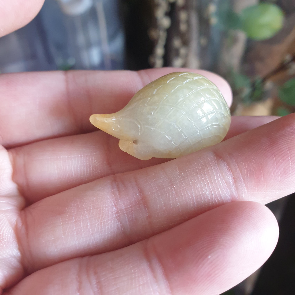 逸品軒~天然緬甸玉A貨-R1977-黃翡刺蝟墜子/小擺件 長35.2mm寬19.3mm厚16mm 水頭好，造型可愛。-細節圖6