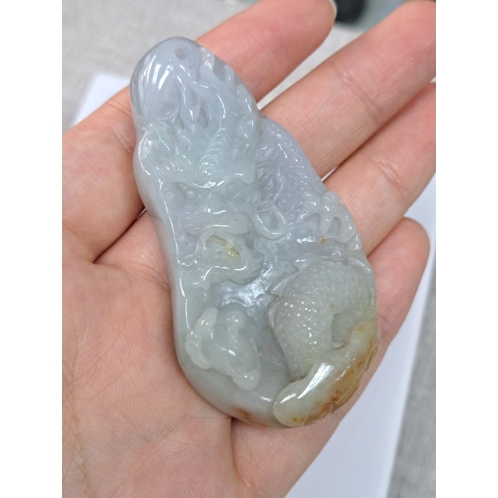 逸品軒～天然緬甸玉A貨-Z5933-細糯龍墜子 長64.2mm寬33mm厚13.6mm 💰特價1500元 • 若是开店-細節圖3