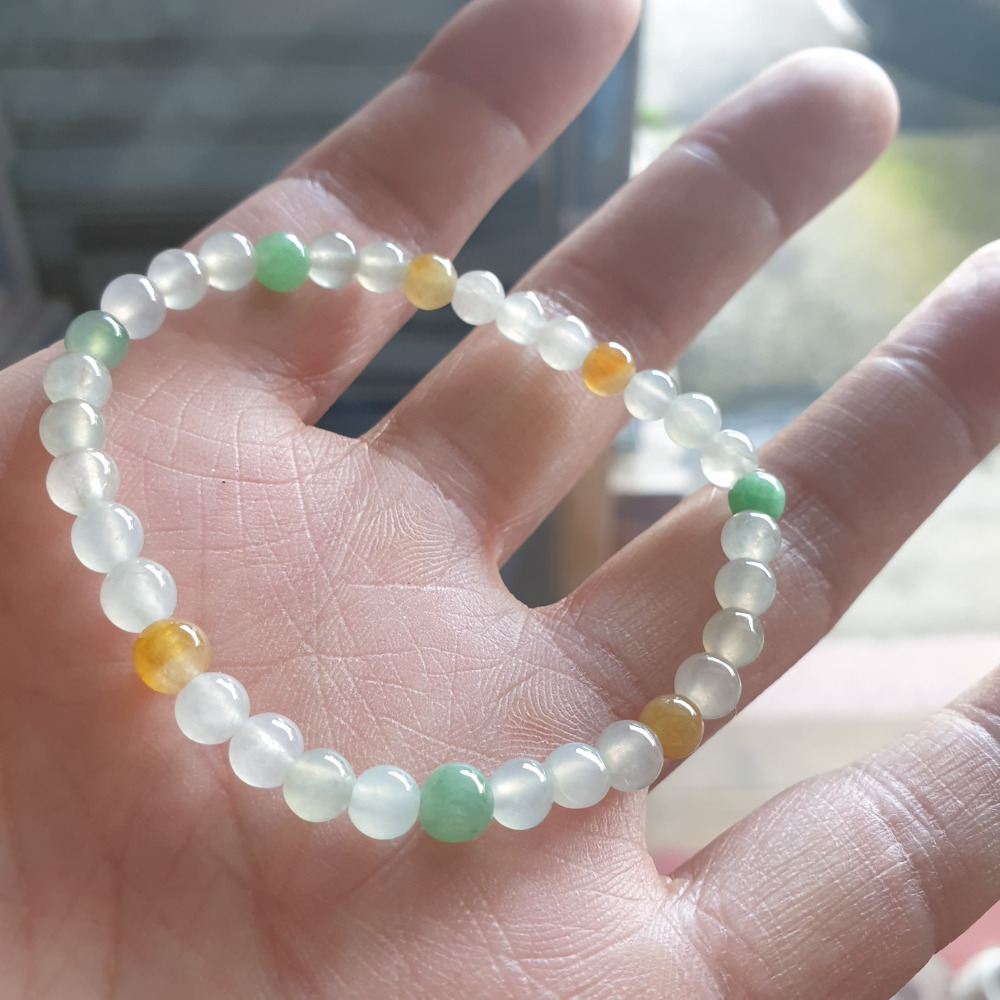 逸品軒~天然緬甸玉A貨-R1981-冰糯手珠 珠寬5.2mm適合手腕15公分配戴 水頭好玉質細膩，黃翡及綠色顏色鮮-細節圖2