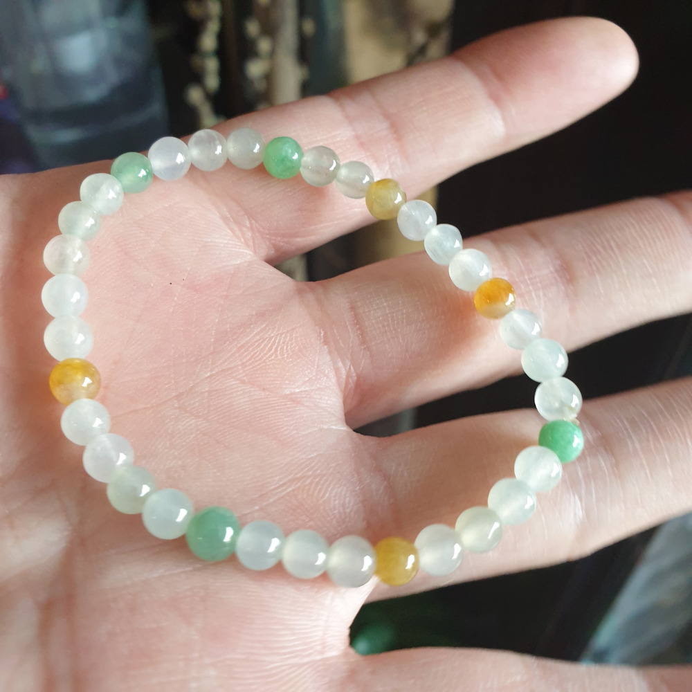 逸品軒~天然緬甸玉A貨-R1981-冰糯手珠 珠寬5.2mm適合手腕15公分配戴 水頭好玉質細膩，黃翡及綠色顏色鮮-細節圖3