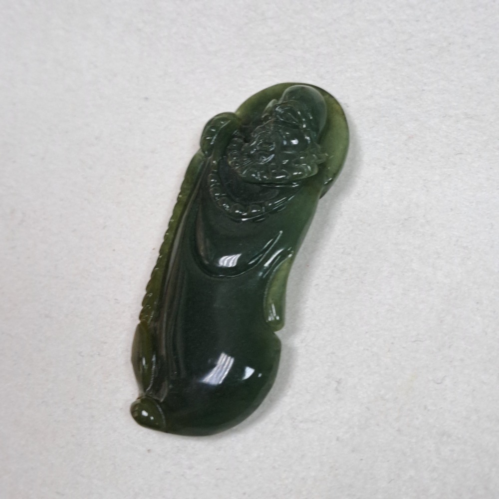 逸品軒～天然緬甸玉A貨-Z5950-油青達摩墜子 長58.2mm寬25.6mm厚7.5mm 💰特價1500元 🔸️濃-細節圖2