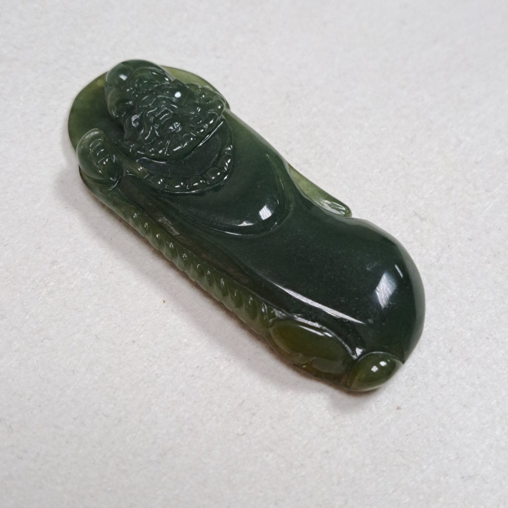 逸品軒～天然緬甸玉A貨-Z5950-油青達摩墜子 長58.2mm寬25.6mm厚7.5mm 💰特價1500元 🔸️濃-細節圖3