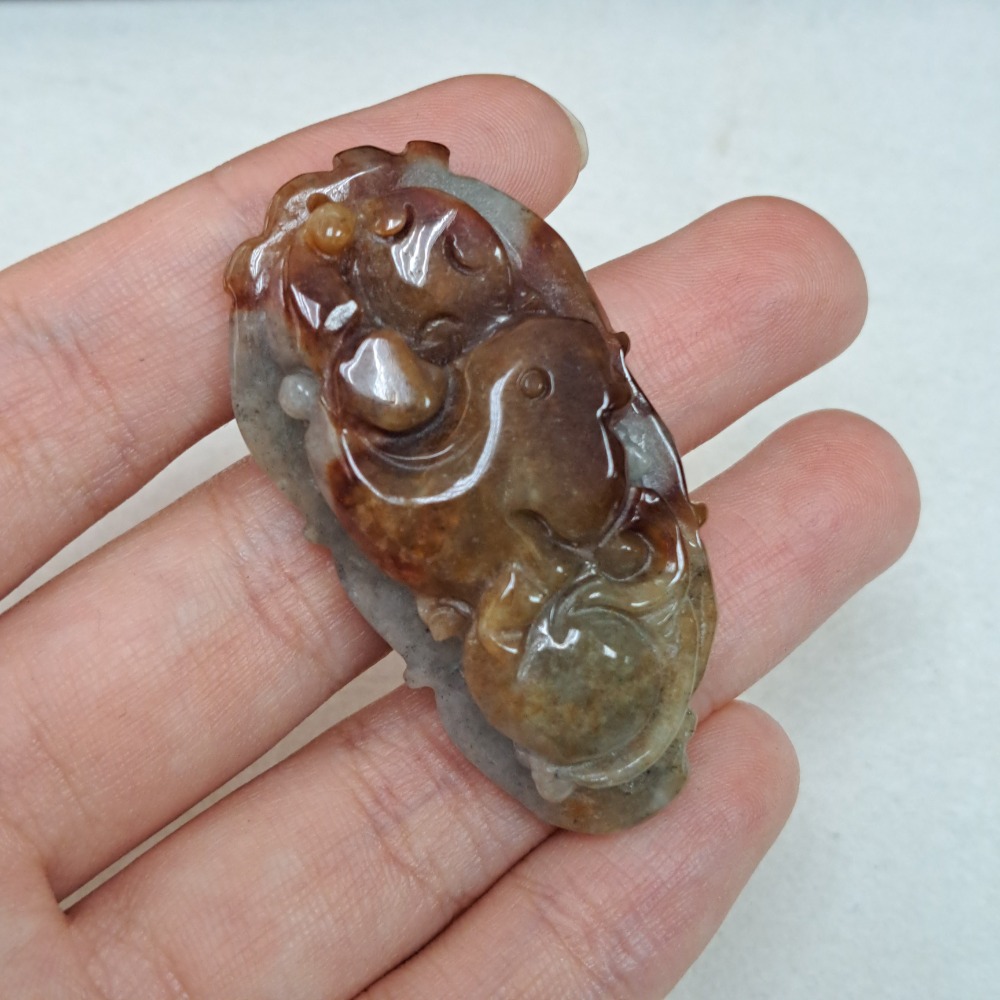 逸品軒～天然緬甸玉A貨-Z5976-雙色招財墜子 長47.9mm寬24.8mm厚9mm 💰特價999元 ☘️顏色很鮮豔-細節圖2