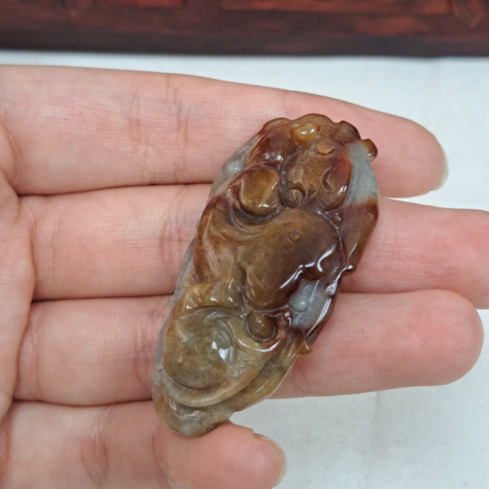 逸品軒～天然緬甸玉A貨-Z5976-雙色招財墜子 長47.9mm寬24.8mm厚9mm 💰特價999元 ☘️顏色很鮮豔-細節圖3