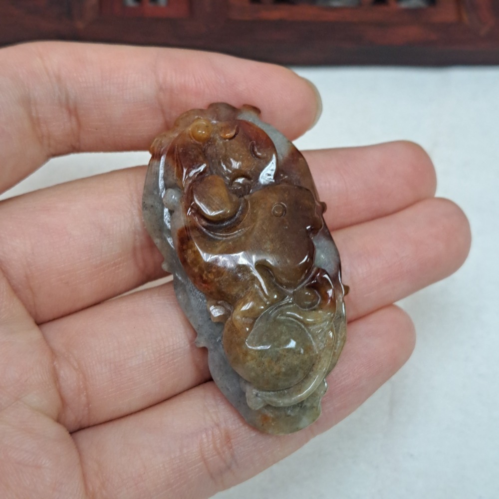 逸品軒～天然緬甸玉A貨-Z5976-雙色招財墜子 長47.9mm寬24.8mm厚9mm 💰特價999元 ☘️顏色很鮮豔-細節圖4