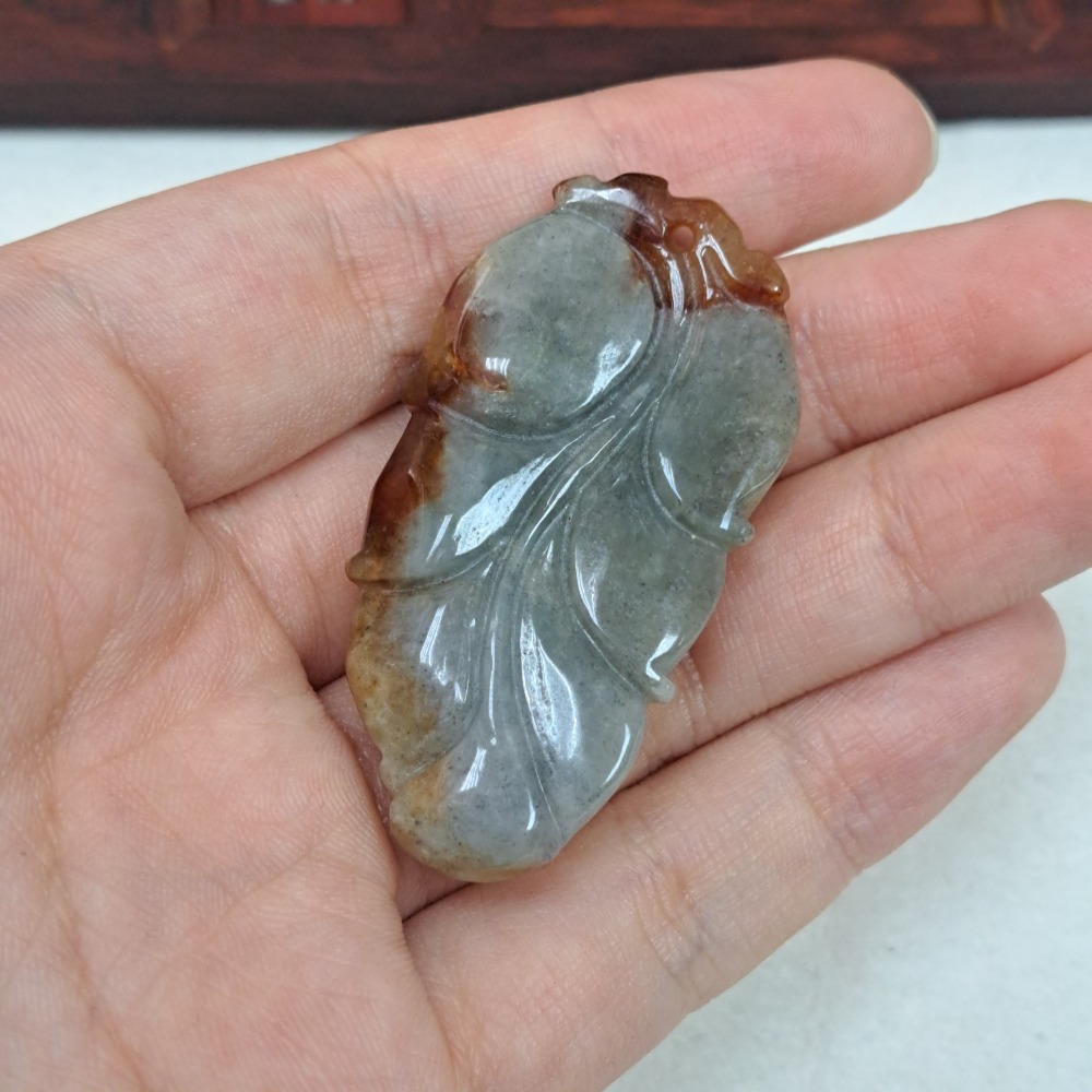 逸品軒～天然緬甸玉A貨-Z5976-雙色招財墜子 長47.9mm寬24.8mm厚9mm 💰特價999元 ☘️顏色很鮮豔-細節圖5