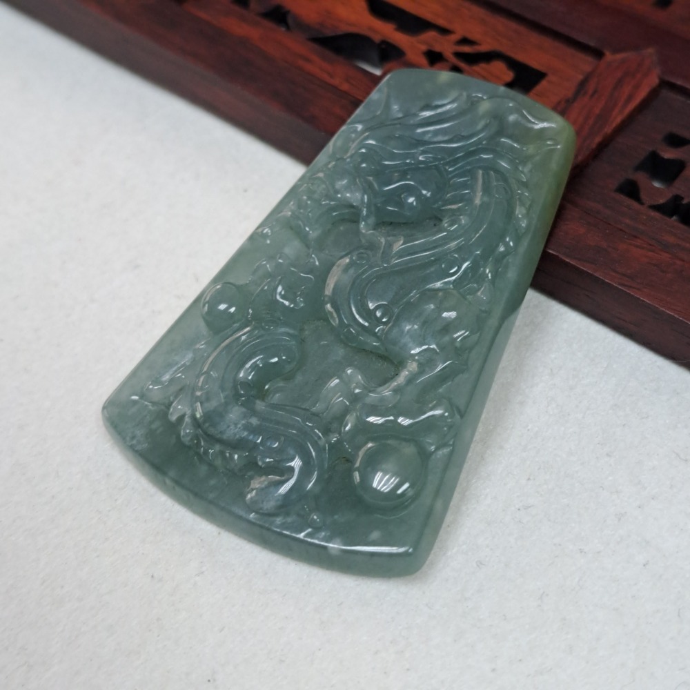 逸品軒～天然玉A貨-Z6032-瓜料冰糯龍牌墜子 長55.4mm寬35.3mm厚6.2mm 💰特價1500元 🐲翡翠-細節圖2