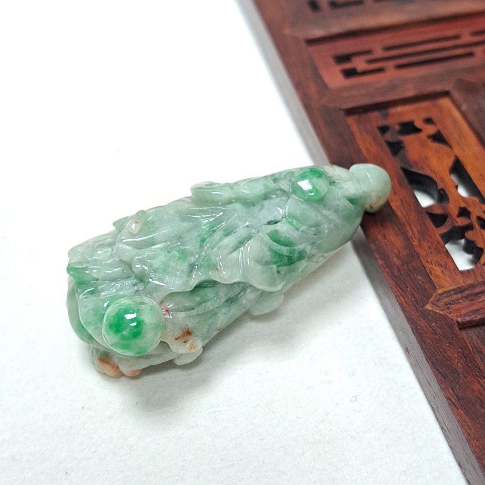 逸品軒~天然緬甸玉A貨-Z6034-飄花帶灑金白菜墜子- 長約56.9mm 寬約28.8mm 厚約14.9mm ♥️特價-細節圖2