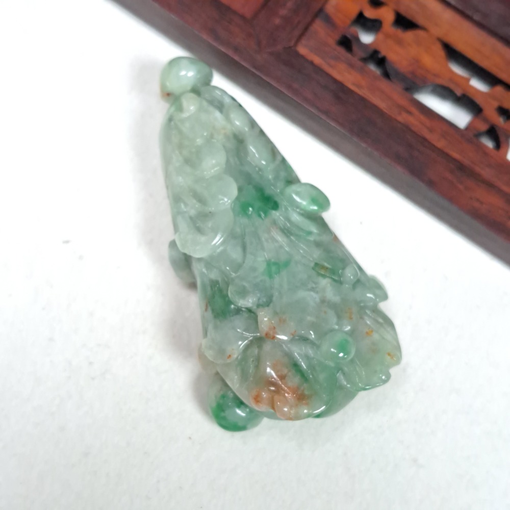 逸品軒~天然緬甸玉A貨-Z6034-飄花帶灑金白菜墜子- 長約56.9mm 寬約28.8mm 厚約14.9mm ♥️特價-細節圖4