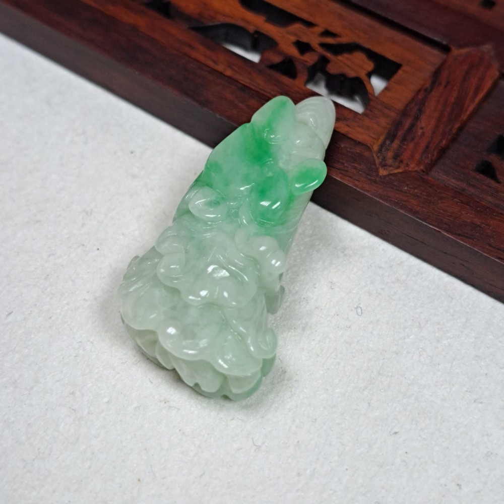 逸品軒～天然緬甸玉A貨-Z6038-白底青白菜墜子 長67.2mm寬36.9mm厚13.1mm 💰特價1500元 🔸-細節圖2