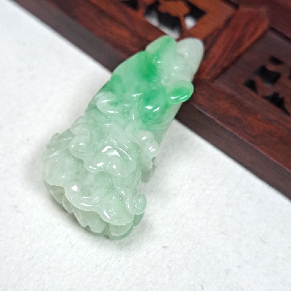 逸品軒～天然緬甸玉A貨-Z6038-白底青白菜墜子 長67.2mm寬36.9mm厚13.1mm 💰特價1500元 🔸-細節圖5