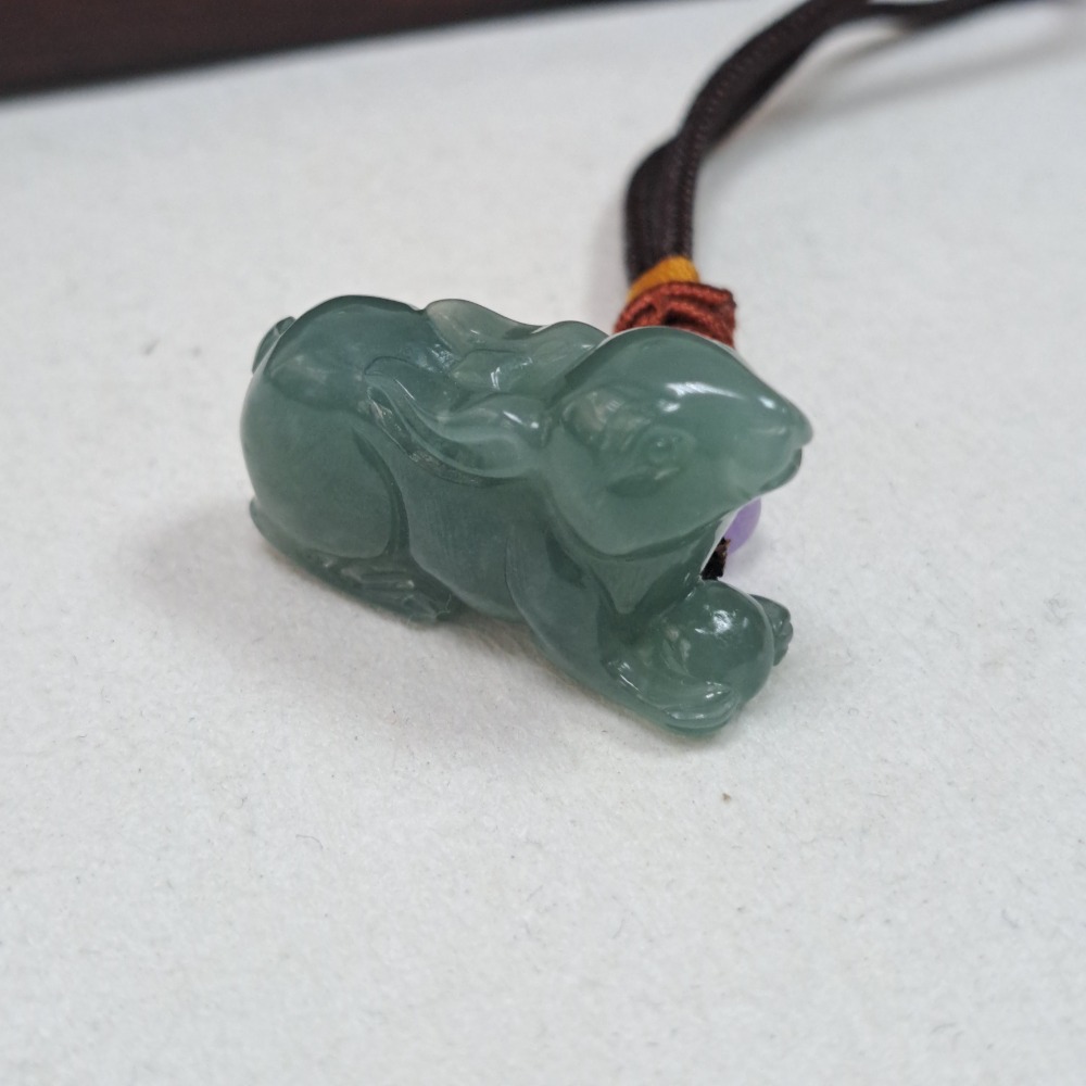 逸品軒~天然玉A貨-Z6042-瓜料兔子小擺件/吊飾 長30.8mm寬9.5mm厚14.7mm 💰特價1200元 🐇-細節圖3
