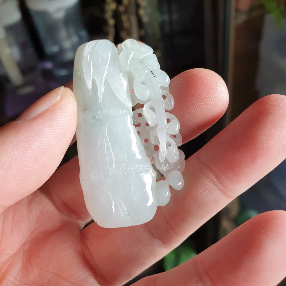 逸品軒~天然緬甸玉A貨-R1986-冰細糯飄花竹節墜子 長50.3mm寬29.7mm厚7.5mm 種水好，玉質細膩。-細節圖3