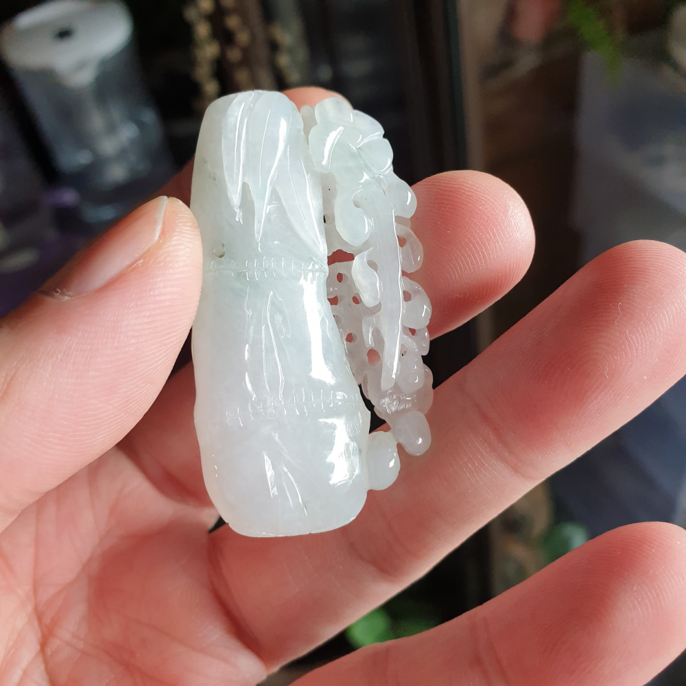 逸品軒~天然緬甸玉A貨-R1986-冰細糯飄花竹節墜子 長50.3mm寬29.7mm厚7.5mm 種水好，玉質細膩。-細節圖5