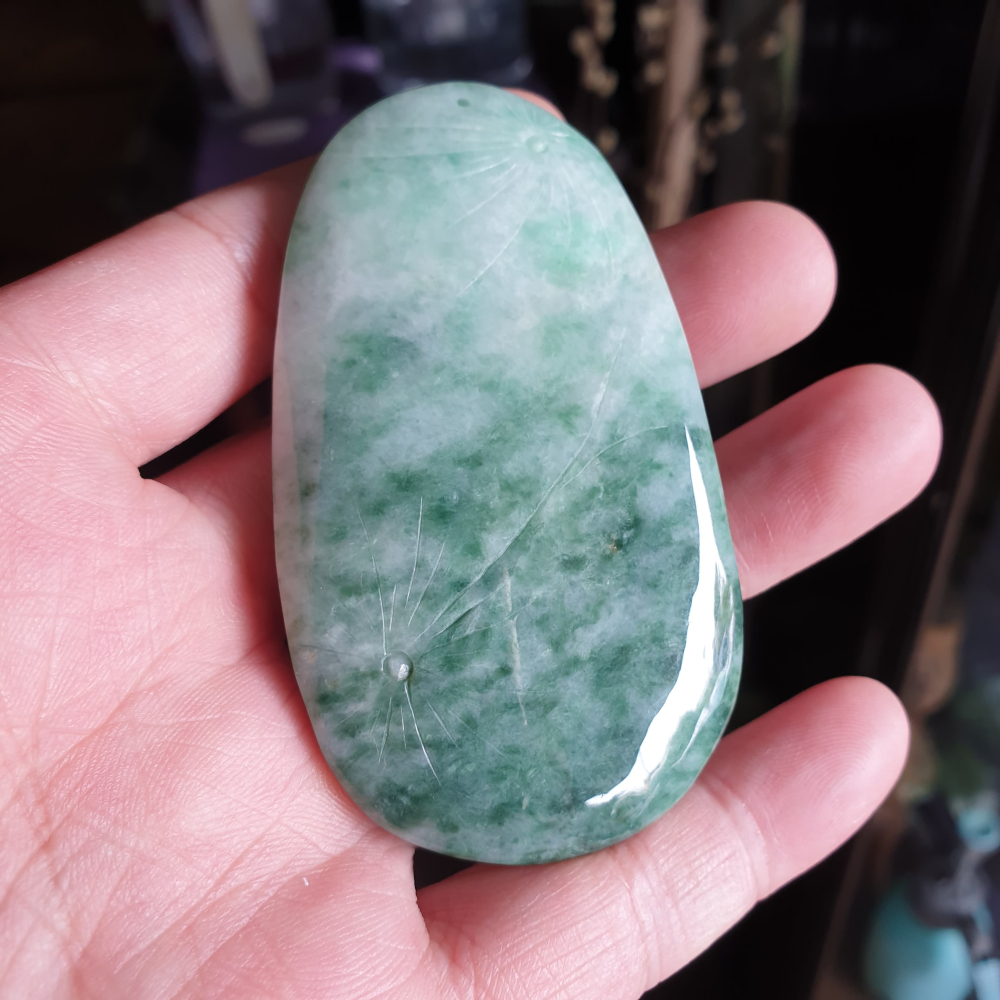 逸品軒~天然緬甸玉A貨-R1991-飄花招財龍墜子 長77.3mm寬43mm厚14.5mm 顏色漂亮。雕龍、如意、荷葉-細節圖2