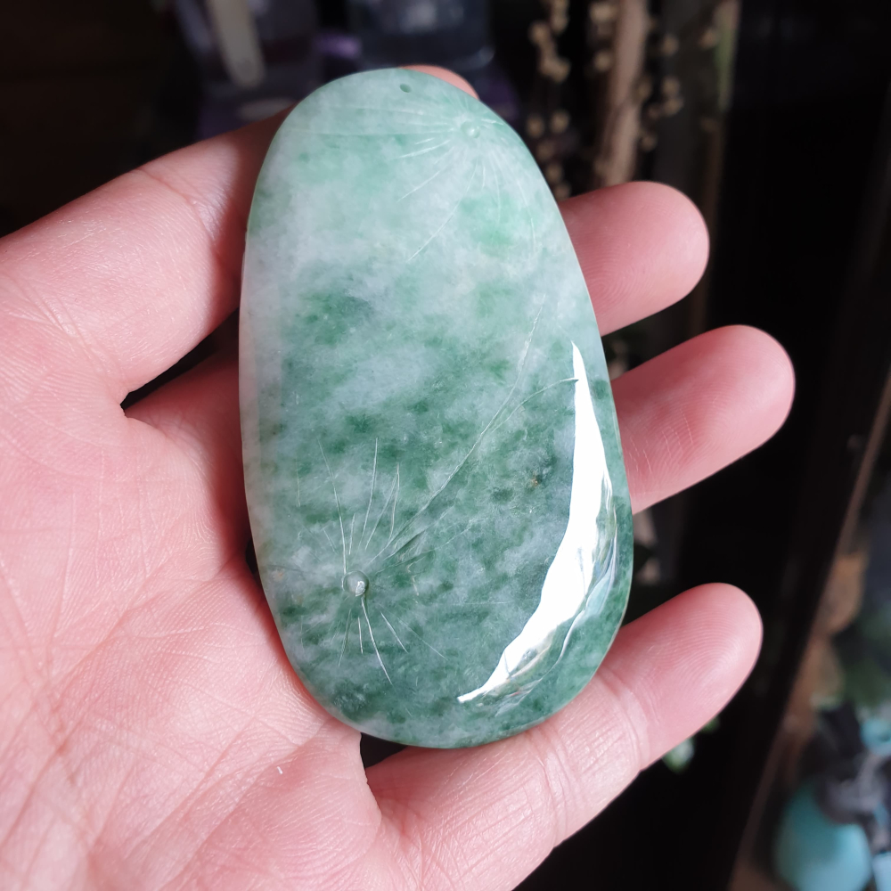 逸品軒~天然緬甸玉A貨-R1991-飄花招財龍墜子 長77.3mm寬43mm厚14.5mm 顏色漂亮。雕龍、如意、荷葉-細節圖3