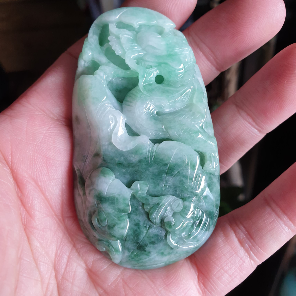 逸品軒~天然緬甸玉A貨-R1991-飄花招財龍墜子 長77.3mm寬43mm厚14.5mm 顏色漂亮。雕龍、如意、荷葉-細節圖4