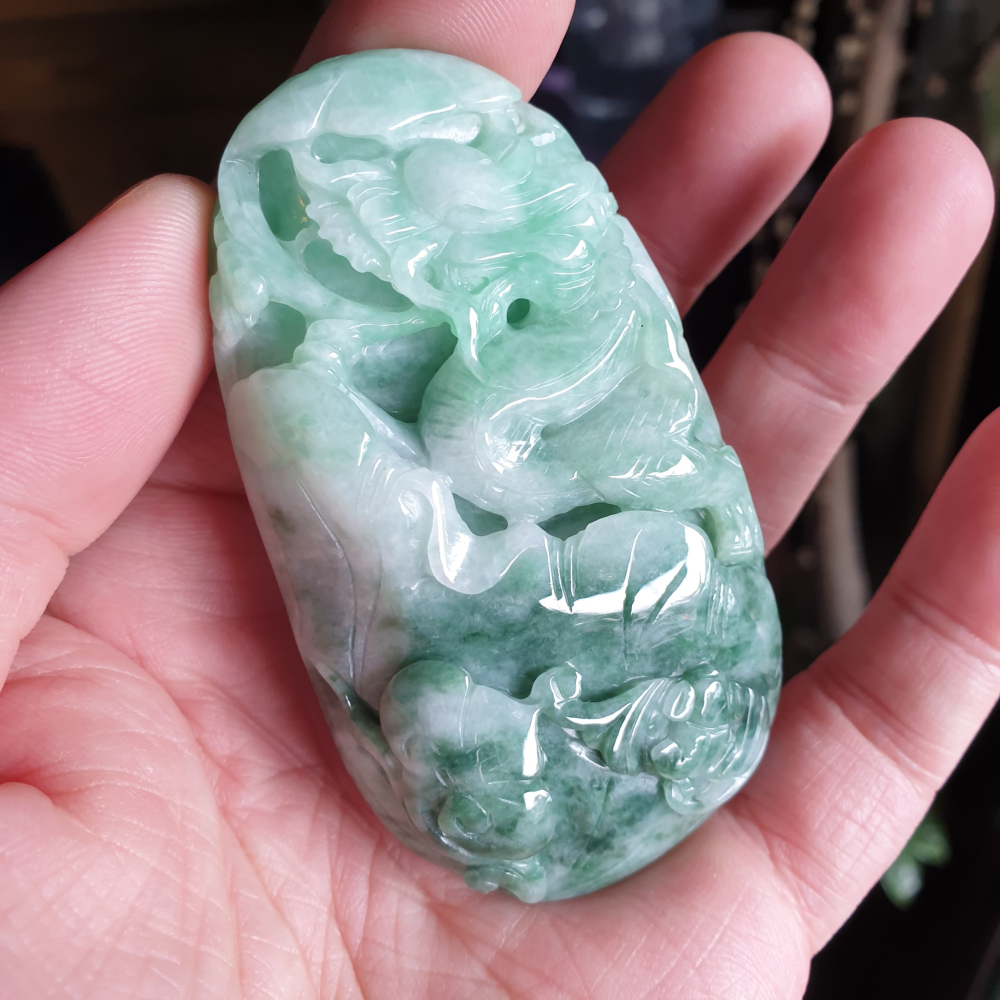 逸品軒~天然緬甸玉A貨-R1991-飄花招財龍墜子 長77.3mm寬43mm厚14.5mm 顏色漂亮。雕龍、如意、荷葉-細節圖5