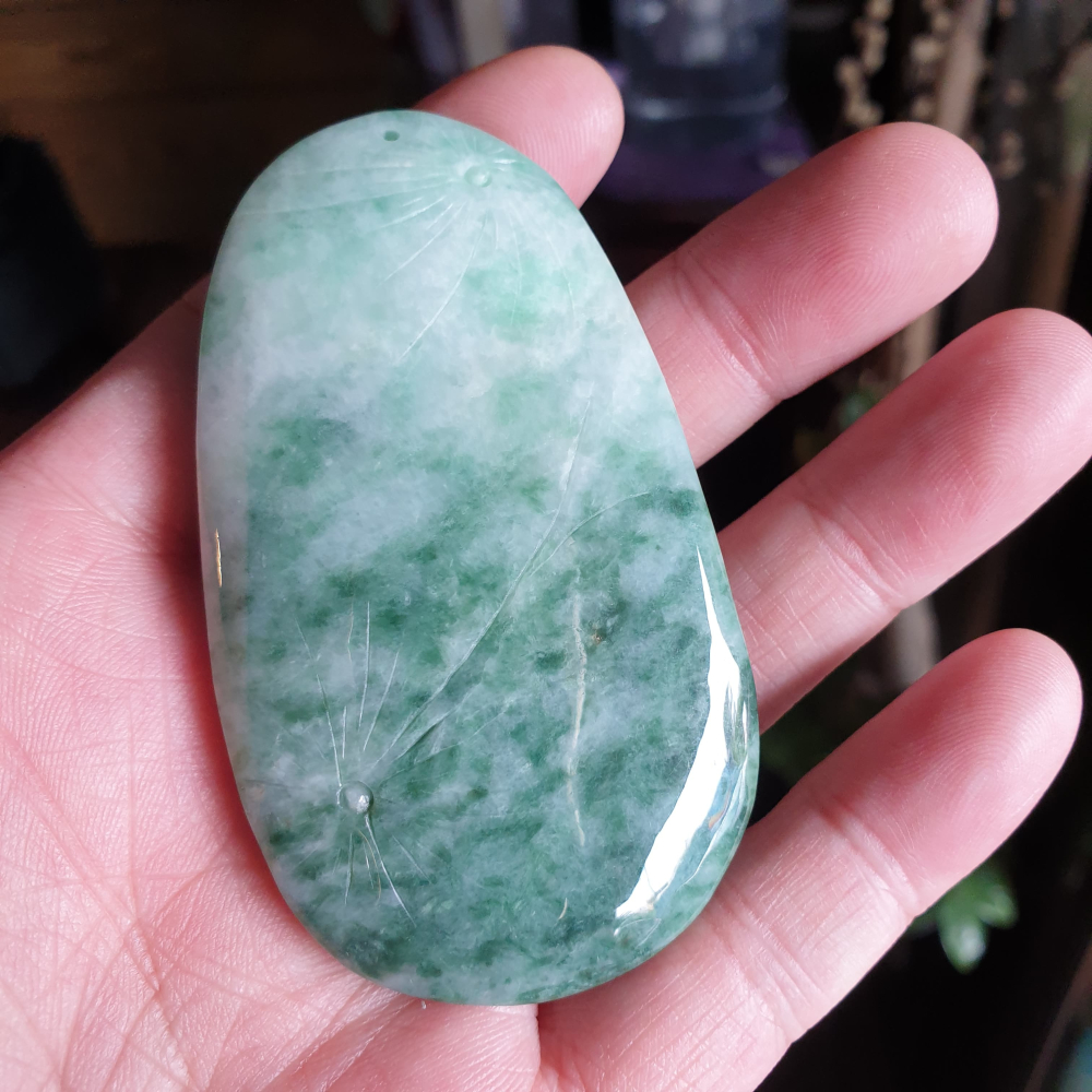 逸品軒~天然緬甸玉A貨-R1991-飄花招財龍墜子 長77.3mm寬43mm厚14.5mm 顏色漂亮。雕龍、如意、荷葉-細節圖6