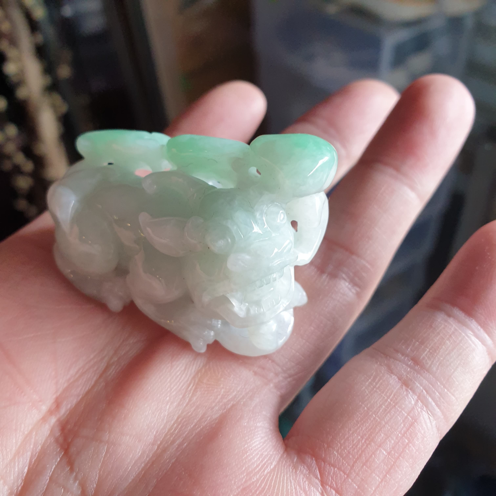 逸品軒~天然緬甸玉A貨-R1992-帶綠貔貅墜子/擺件/手排 長45.3mm寬23mm高32mm 顏色漂亮。前後有孔-細節圖2