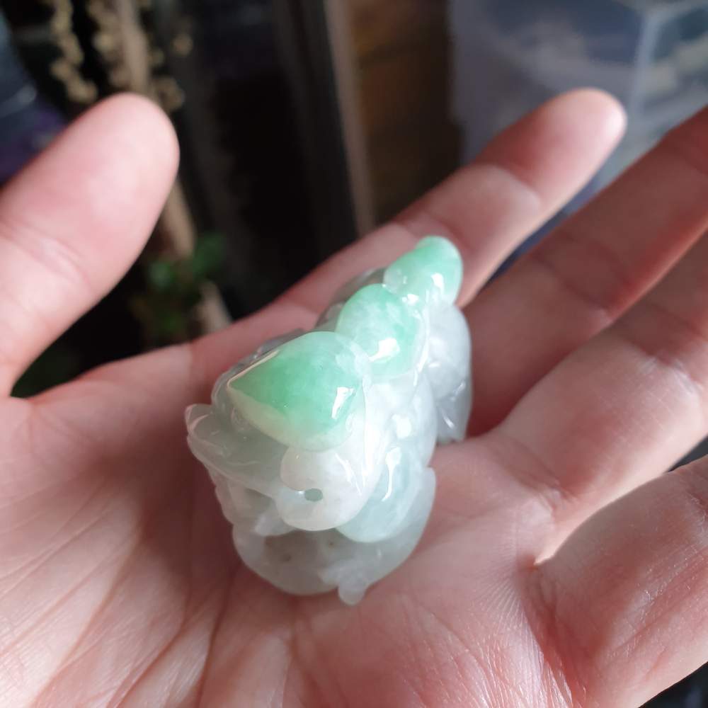 逸品軒~天然緬甸玉A貨-R1992-帶綠貔貅墜子/擺件/手排 長45.3mm寬23mm高32mm 顏色漂亮。前後有孔-細節圖3