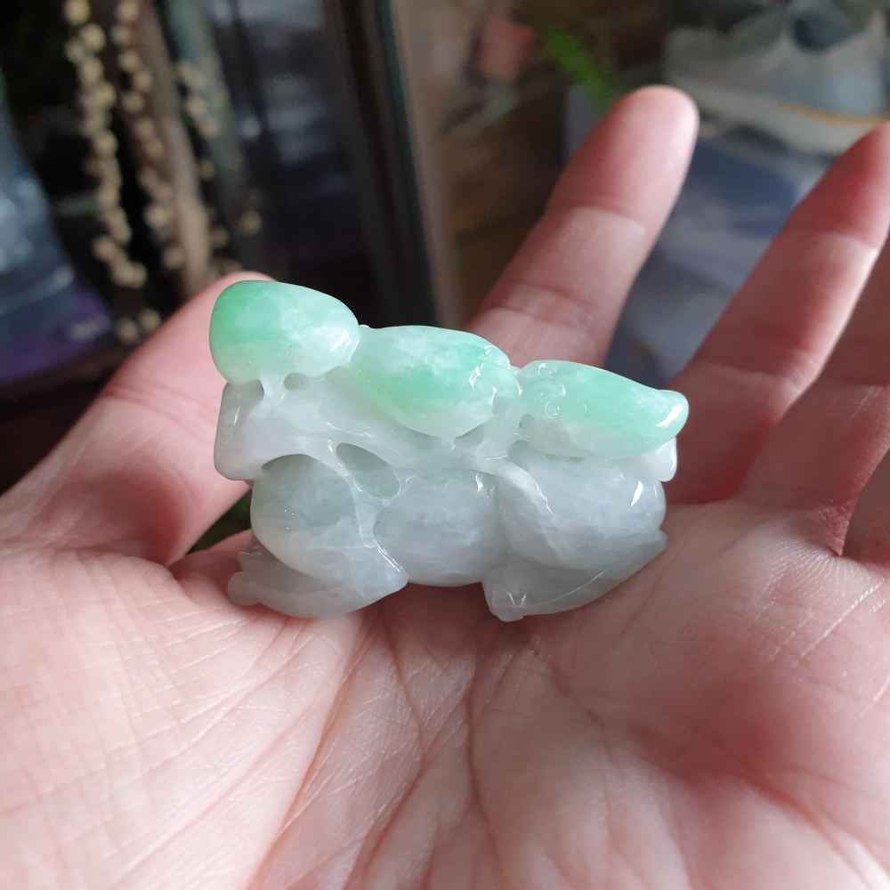 逸品軒~天然緬甸玉A貨-R1992-帶綠貔貅墜子/擺件/手排 長45.3mm寬23mm高32mm 顏色漂亮。前後有孔-細節圖4