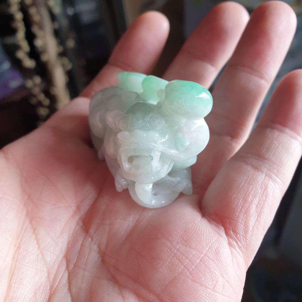 逸品軒~天然緬甸玉A貨-R1992-帶綠貔貅墜子/擺件/手排 長45.3mm寬23mm高32mm 顏色漂亮。前後有孔-細節圖5