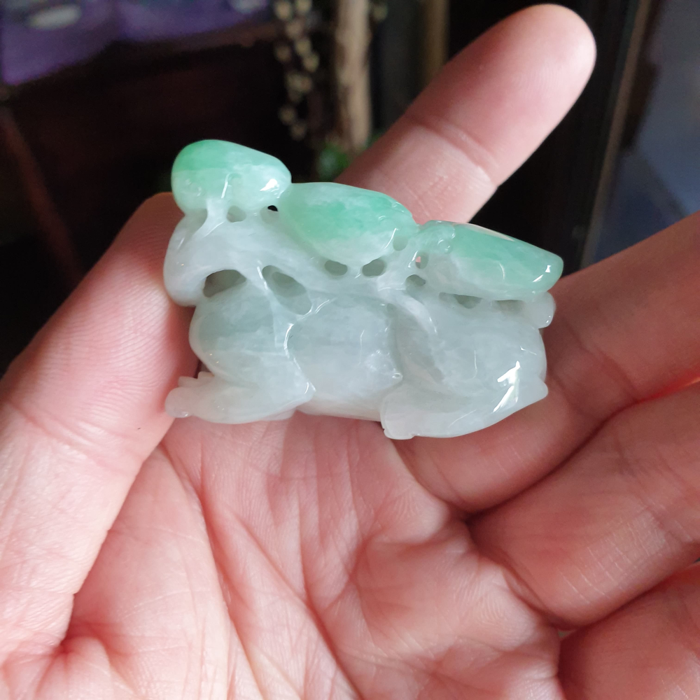 逸品軒~天然緬甸玉A貨-R1992-帶綠貔貅墜子/擺件/手排 長45.3mm寬23mm高32mm 顏色漂亮。前後有孔-細節圖6