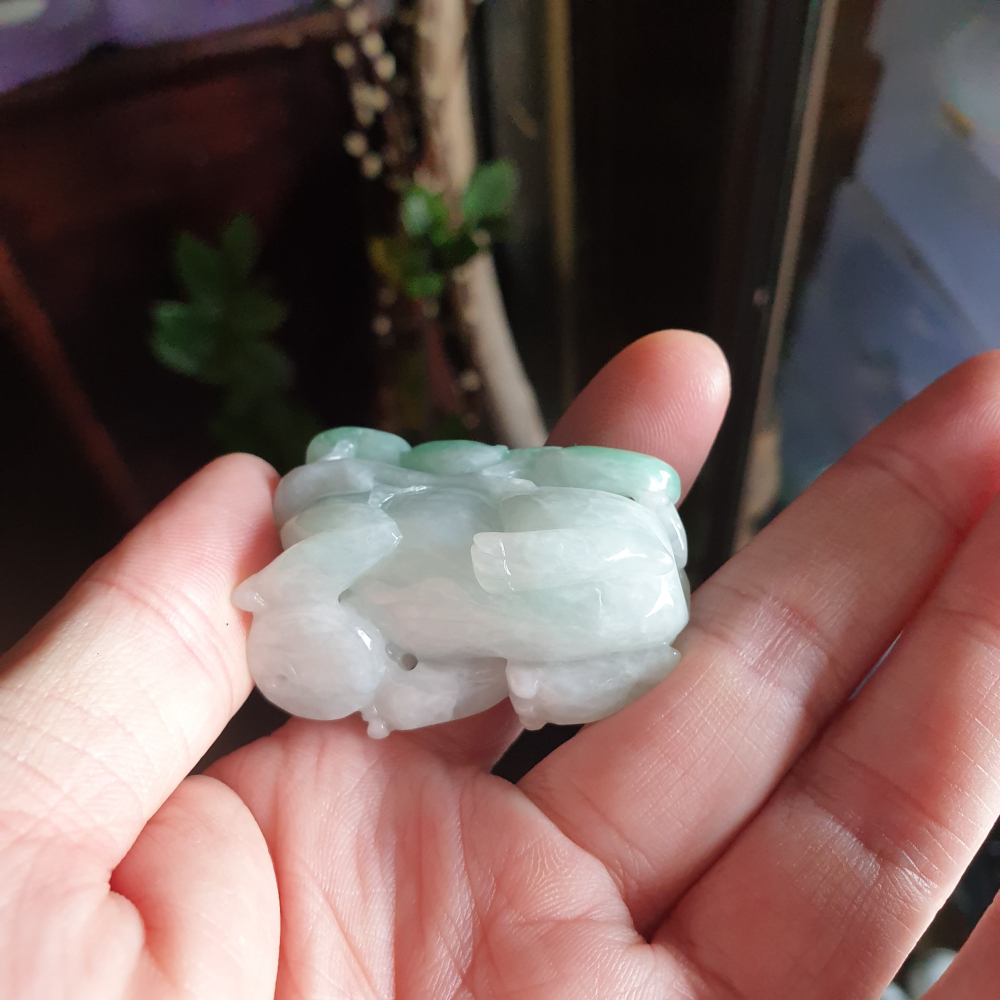 逸品軒~天然緬甸玉A貨-R1992-帶綠貔貅墜子/擺件/手排 長45.3mm寬23mm高32mm 顏色漂亮。前後有孔-細節圖7