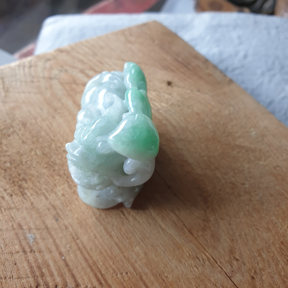 逸品軒~天然緬甸玉A貨-R1992-帶綠貔貅墜子/擺件/手排 長45.3mm寬23mm高32mm 顏色漂亮。前後有孔-細節圖8