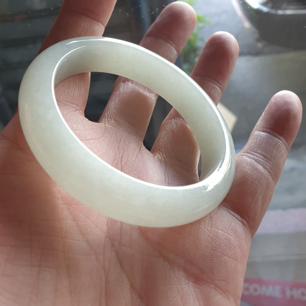 逸品軒~天然緬甸玉A貨-Y690-細糯玉鐲 寬13mm厚8.3mm內徑56.9mm約18.1圍 無紋無摳無裂。水頭好-細節圖2
