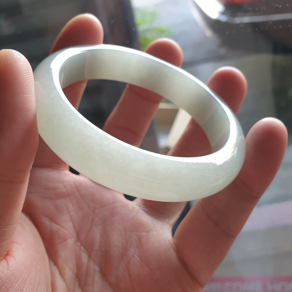 逸品軒~天然緬甸玉A貨-Y690-細糯玉鐲 寬13mm厚8.3mm內徑56.9mm約18.1圍 無紋無摳無裂。水頭好-細節圖3
