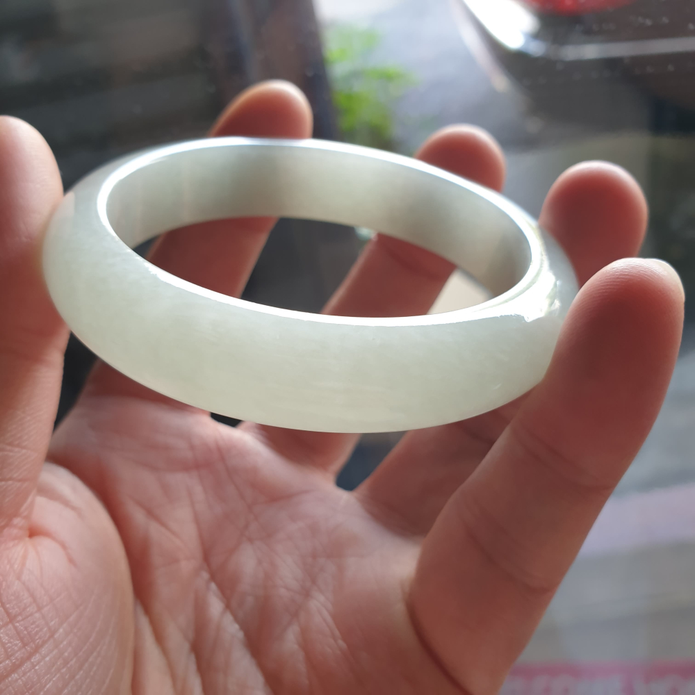 逸品軒~天然緬甸玉A貨-Y690-細糯玉鐲 寬13mm厚8.3mm內徑56.9mm約18.1圍 無紋無摳無裂。水頭好-細節圖4